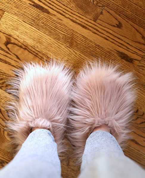 steve madden pink fuzzy slippers