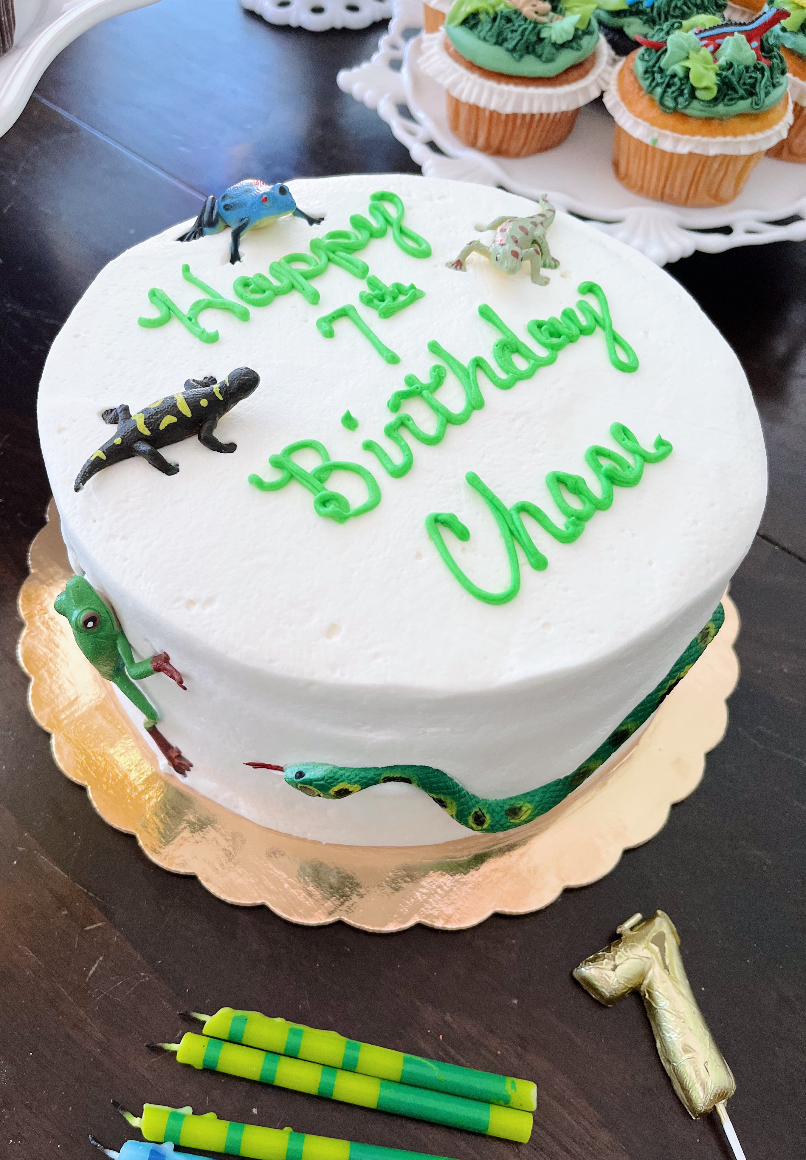 Lizard Comes Out Of A Birthday Cake High-Res Stock Photo - Getty Images